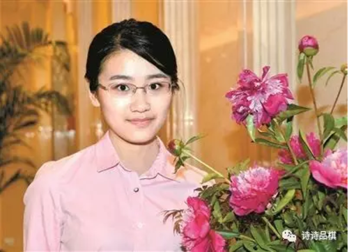 图片来自网络：“女王”於之莹人比花美