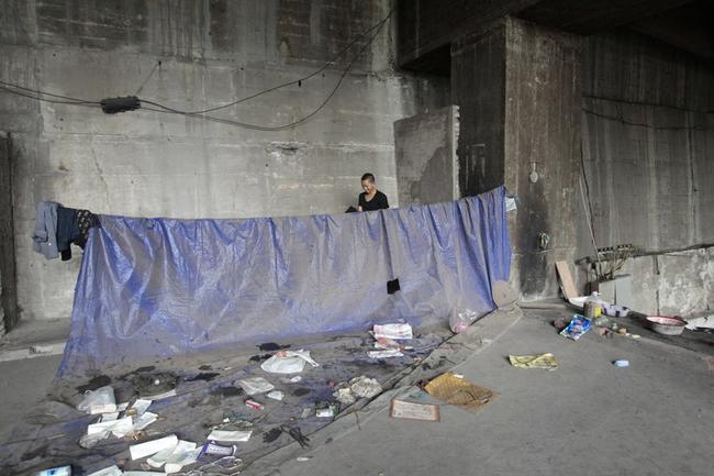 拾荒者睡桥洞3年破解双色球