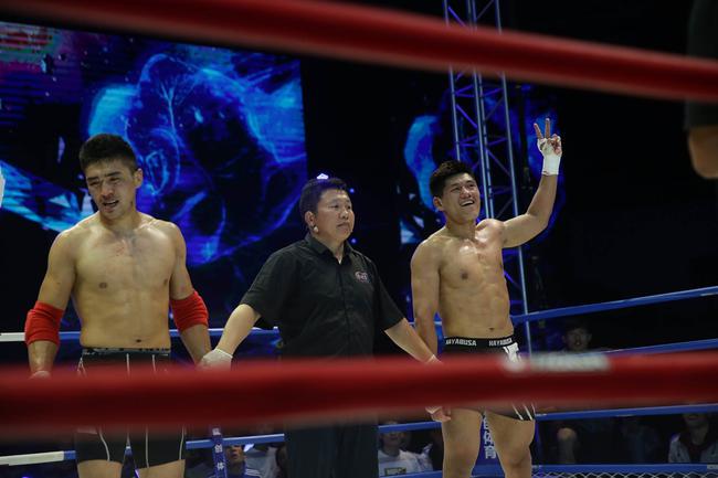 北体大功夫男神高贺剪刀手庆祝胜利