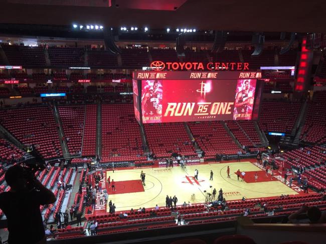 此外,周琦还在微博上写下了火箭队的一条slogan:"run as one".