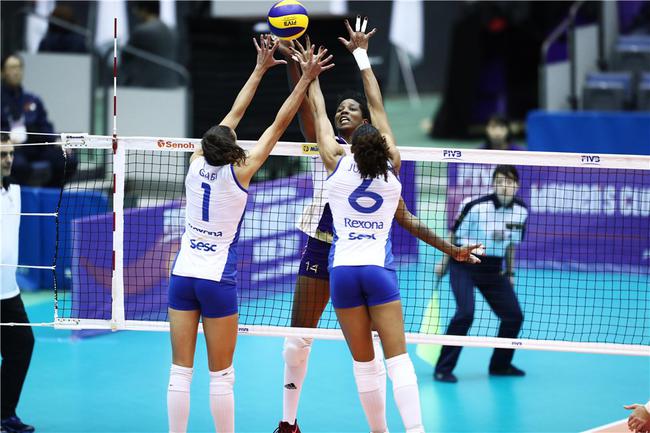 加比和朱塞莉拦网北京时间5月13日,2017年女排世俱杯半决赛在日本神户