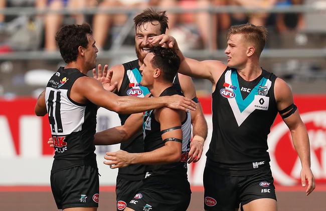 阿德莱德港澳式橄榄球俱乐部队员庆祝胜利