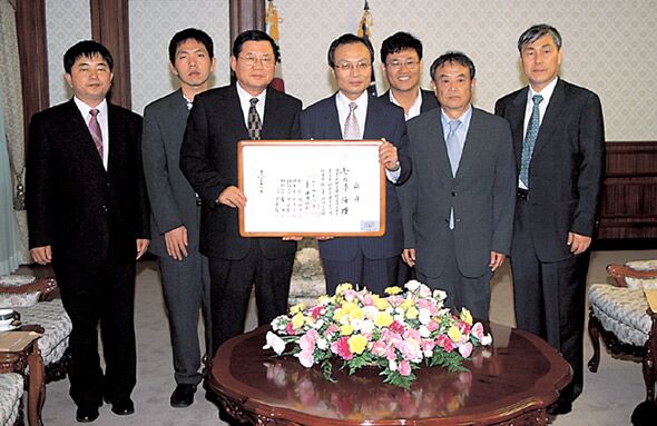 2004年韩国棋院授予李海赞“业余7段”证书