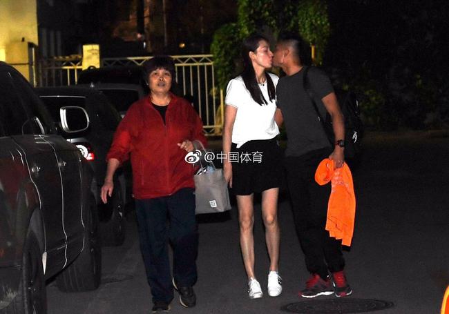 林丹谢杏芳吻别