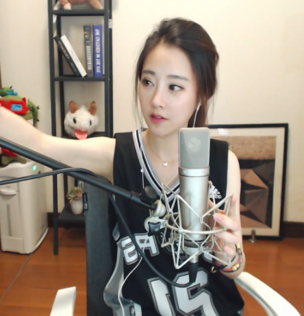 甜歌女教主穿呆呆球衣秀长腿马刺勇士她挺谁