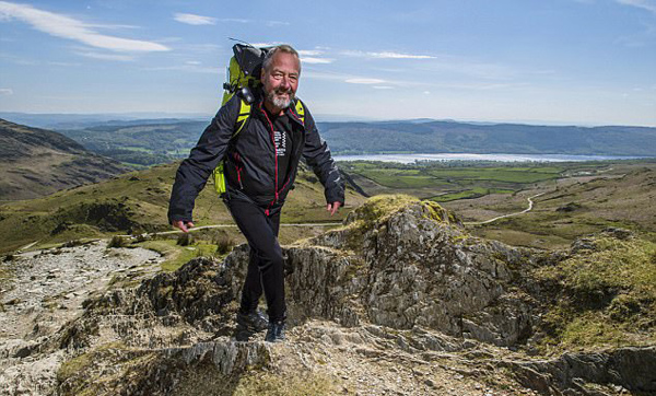 英老人每天爬山对抗老年痴呆症 已坚持7年