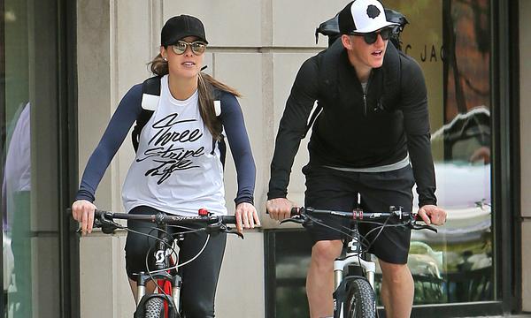 高清-伊万诺维奇和丈夫绿色出行 骑车惬意交流