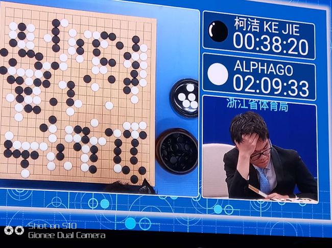 柯洁与AlphaGo的人机大战第一局历时 4 小时 25分落幕
