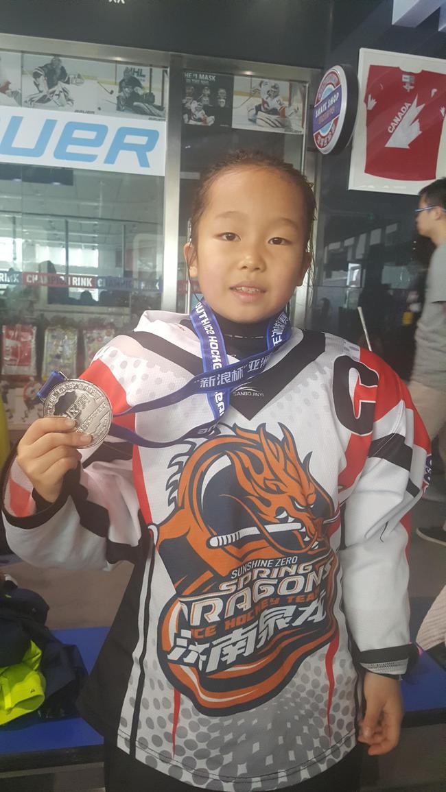 金芮羽获得“新浪杯”亚洲青少年冰球联赛华北一区银牌