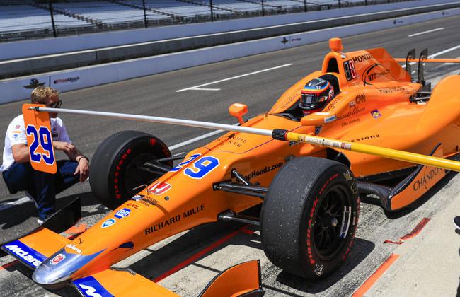 f1粉丝以阿隆索印地500头盔为灵感 创作惊人涂装_国际赛车_新浪竞技