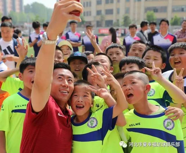 杨程与孩子们合影