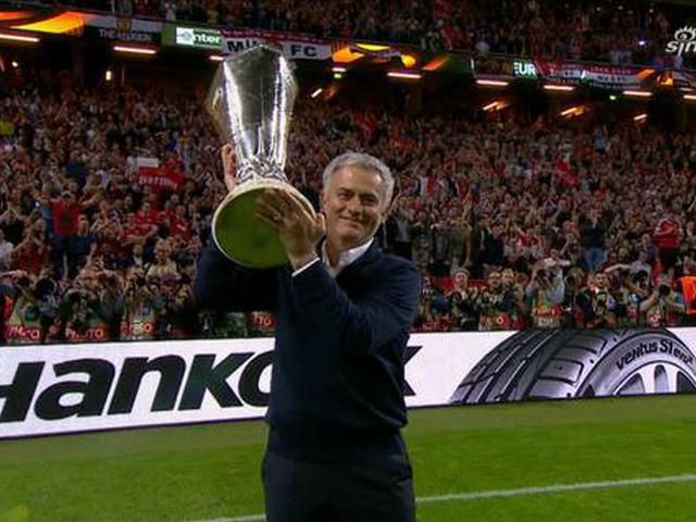 穆帅高举欧联冠军奖杯