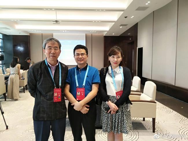 刘立荣与国家围棋队领队华学明合影.