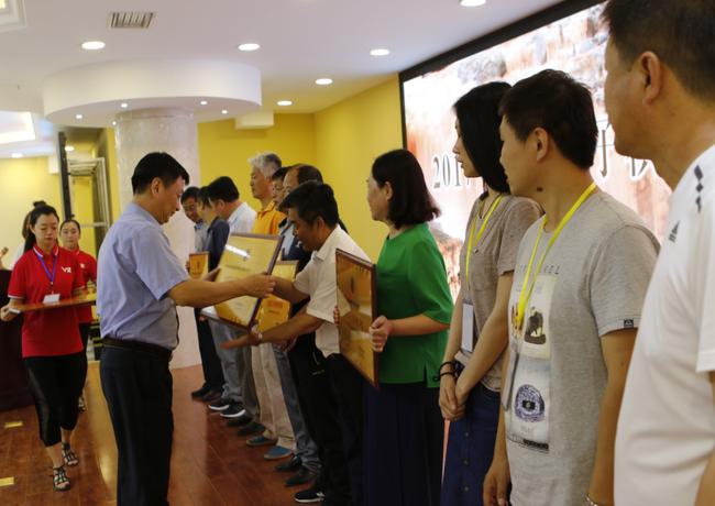 总局棋牌中心副主任葛峰为获得全国五子棋特色学校称号的学校授牌