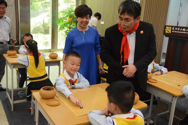 聂卫平看小朋友下棋