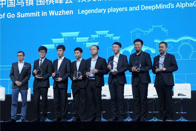 哈萨比斯与棋手合影