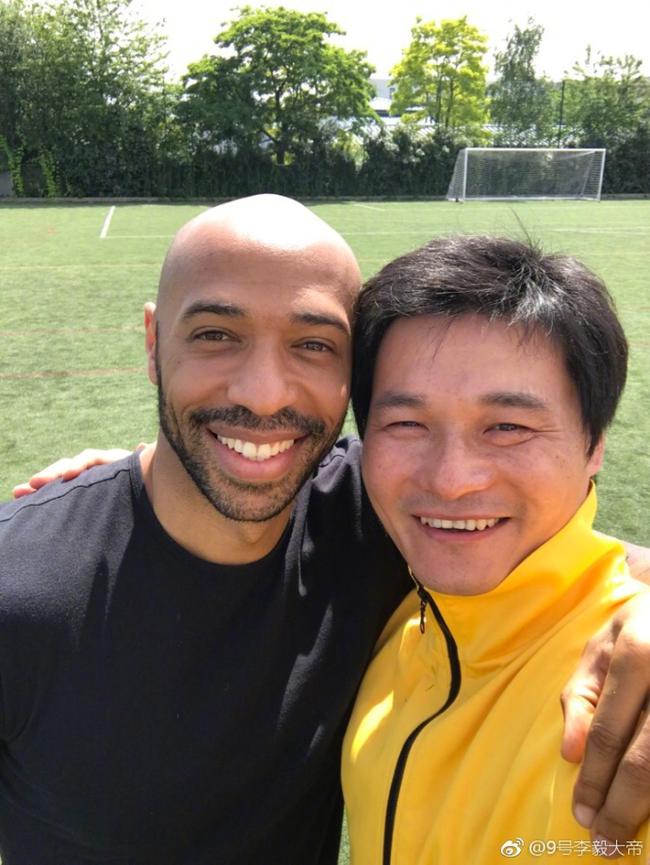 亨利与李毅自拍