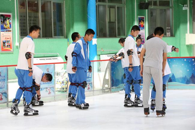 华北电力附属中学的初一孩子们迎来了第一次冰雪课