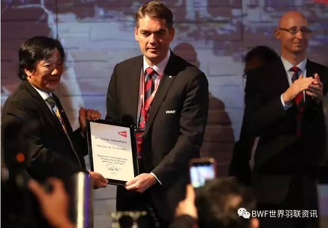 苏汉迪纳塔博士接过荣誉证书