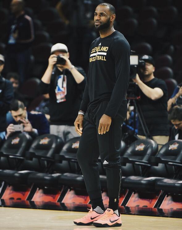 詹姆斯穿科比11代战靴