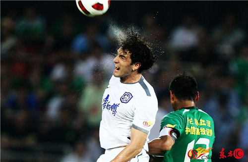 2011年,中超第13轮,天津泰达1-1北京国安.卢西亚诺争抢头球 .