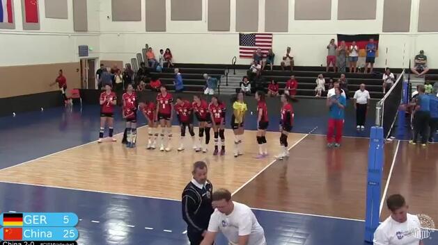 八一女排向观众致意