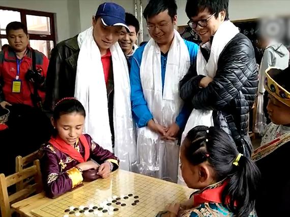 柯洁古力教小朋友扭羊头