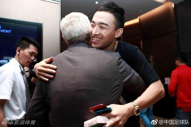 冯潇霆与里皮相拥