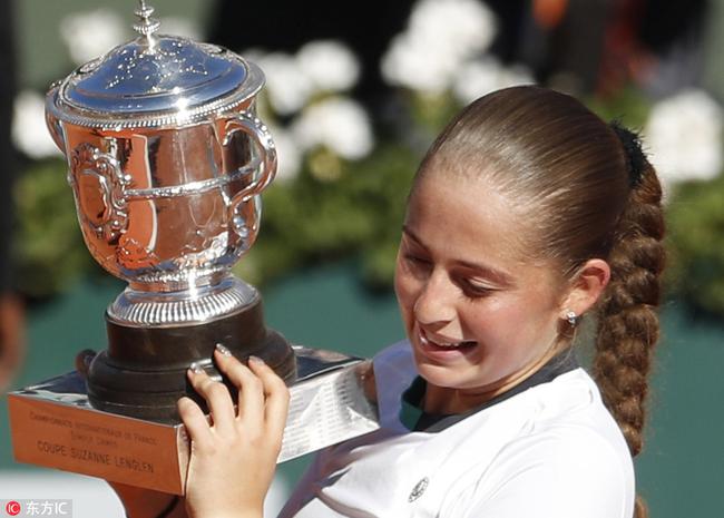 奥斯塔彭科捧杯