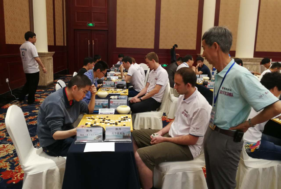 中国围棋协会主席王汝南一直不遗余力地关心支持欧洲选手成长