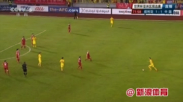 郜林头球滑门而过