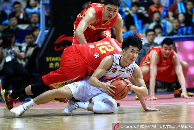 翟逸递补进入了中国男篮蓝队