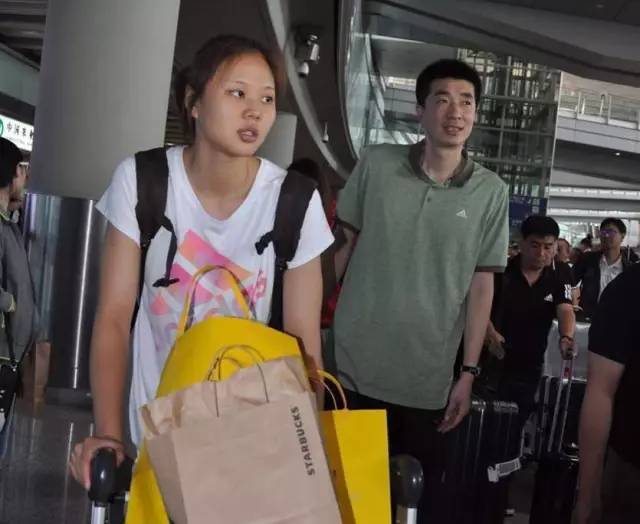 安家杰与龚翔宇6月13日,结束2017年瑞士女排精英赛征程的中国女排返回