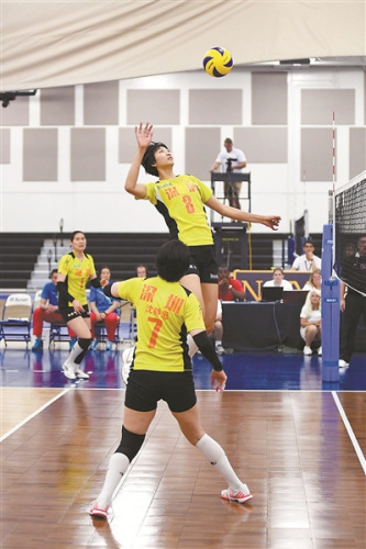 八一女排队员袁心玥在比赛中跳起进攻。岳天怡摄