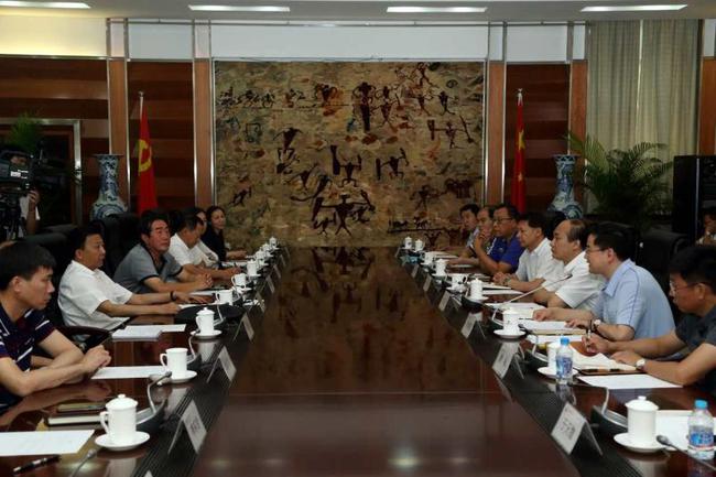 中国冰球协会在北京体育大学召开了协会负责人调整会议议现