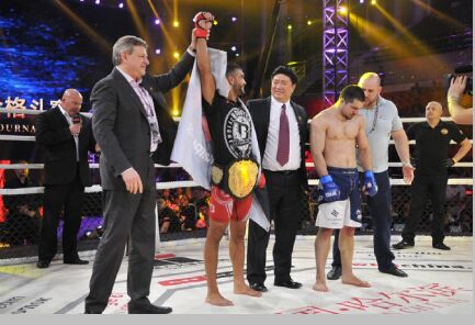 世界综合格斗赛铁别克被降服