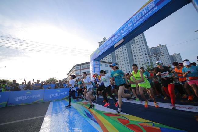 马拉松参赛须知真的有用！！多少跑者领完就扔？