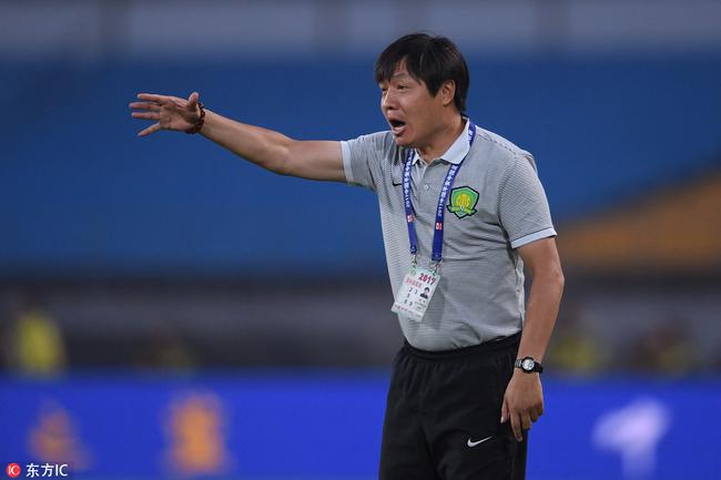 谢峰带给施密特幸福烦恼 张10复出中场配置成难题