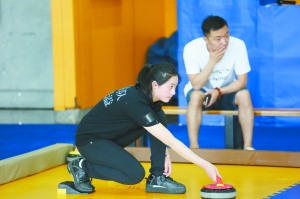 全国首届陆地冰壶比赛 何青汉摄