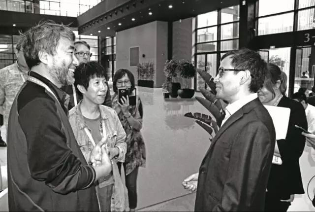 浙江乌镇围棋峰会上，江铸久（左一）、芮乃伟（左二）与DeepMind创始人、AlphaGo之父德米斯·哈萨比斯（右二）交流。