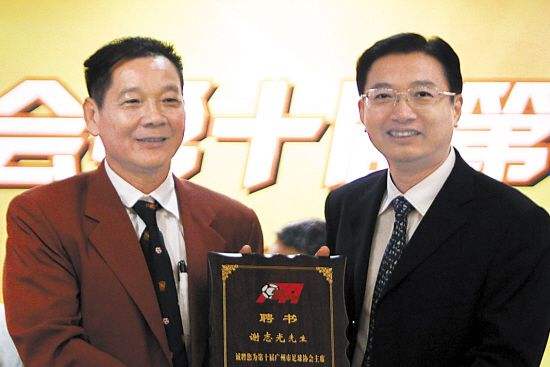 谢志光（左）
谢志光：中场。彼时他与容志行、陈熙荣、何佳构建了堪称当年全国最强中场组合，是1975年夺全运会冠军与1979年夺甲级联赛冠军的主力。上世纪90年代先后担任过广州松日队主教练，广州太阳神队领队、主教练和俱乐部总经理。2000年，进入广州市足球 办公室工作，2008年任办公室主任。