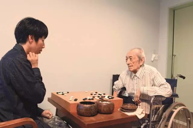 吴清源（右）步入老年后仍然每天研究围棋。上世纪90年代初，他收了芮乃伟（左）做弟子，交给她很多招法，帮助她打开思路。