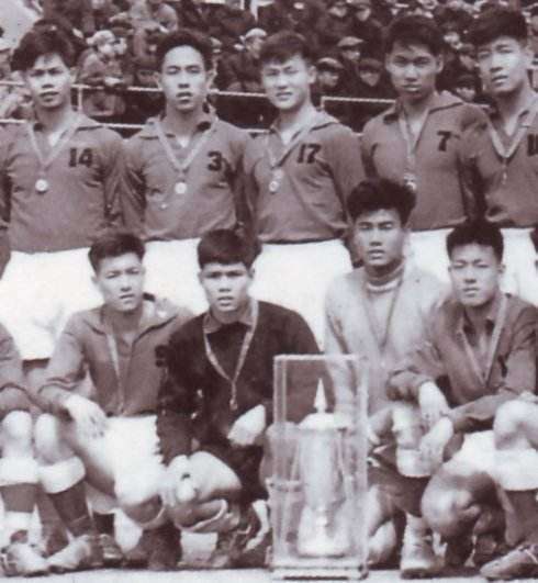 关辉舫（后排17号）
关辉舫：后卫。身高1米65，体重仅57公斤的他在上世纪60年代获誉“钢条”，曾在右腿骨折的情况下坚持踢完比赛，是新中国成立以后第一批球星。退役后成为古广明的导师。2003年8月9日因身患癌症治疗无效病逝，享年68岁。