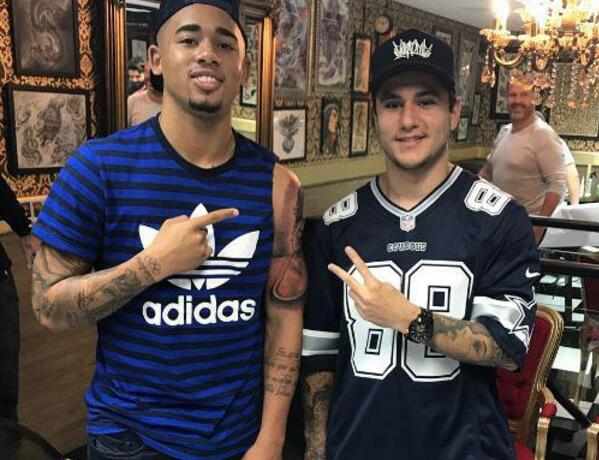 热苏斯在圣保罗和纹身师合影