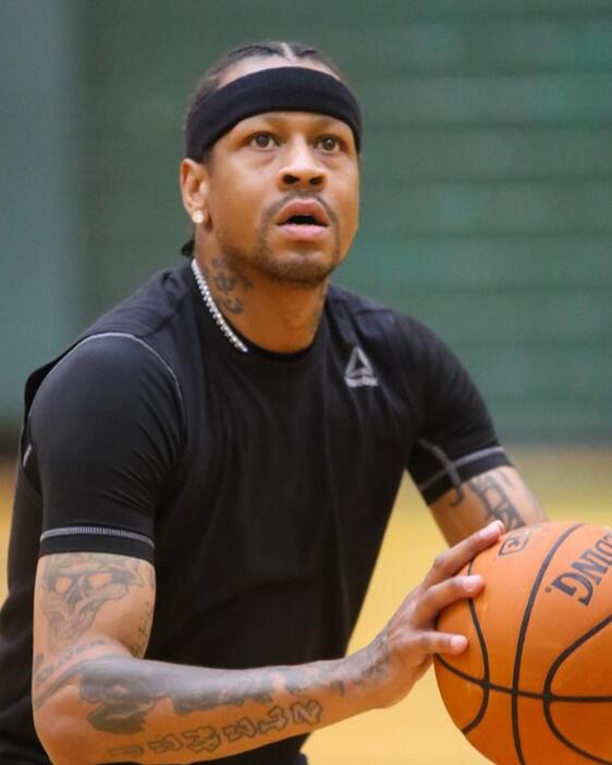 艾弗森穿76人队服训练引泪奔两天后赛场上见