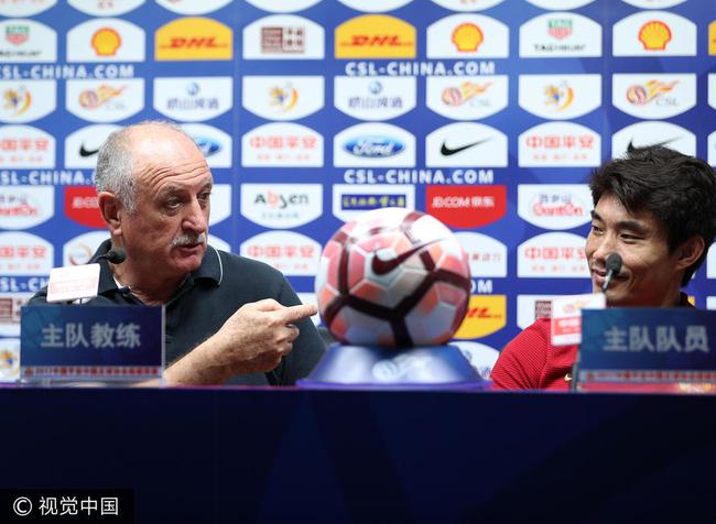 斯科拉里携郑智出席新闻发布会