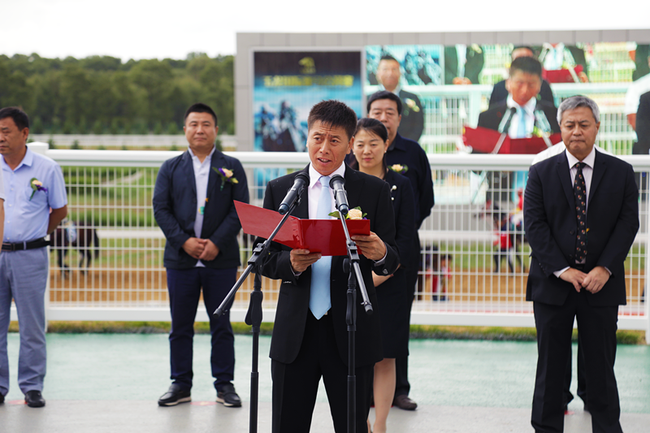 开幕式由山西省朔州市右玉县县委书记吴秀玲主持.