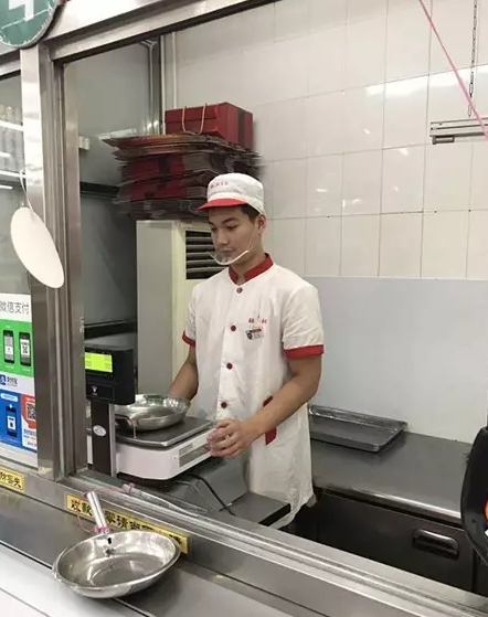 王光亮平时是稻香村的一名营业员