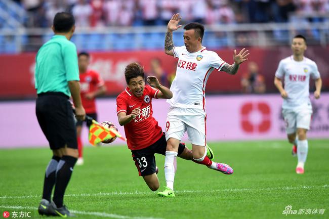 辽足和权健比赛画面