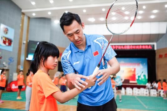 李宁羽毛球训练营明星教练为小朋友耐心指导